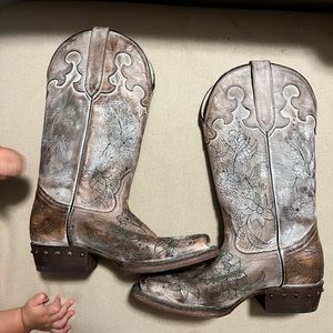 Cowboy boots with stitched flower design